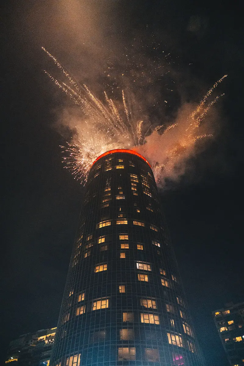 Queima de fogos sobre o Hotel Nacional