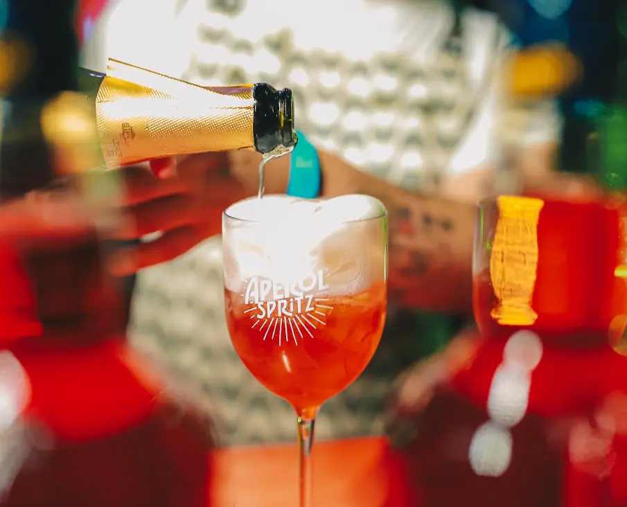 Drink Aperol Spritz sendo servido no Réveillon Niemeyer