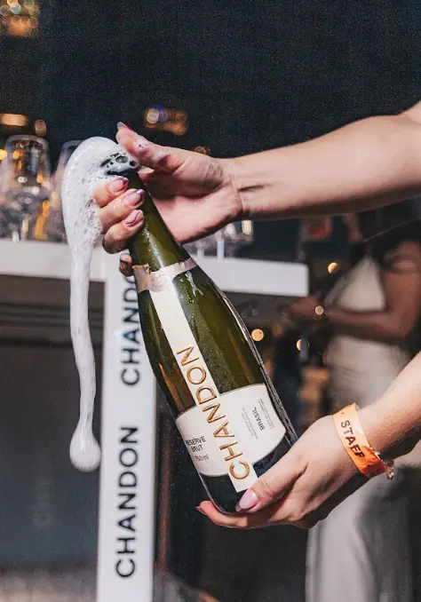 Garrafa de Chandon sendo aberta no Réveillon Niemeyer